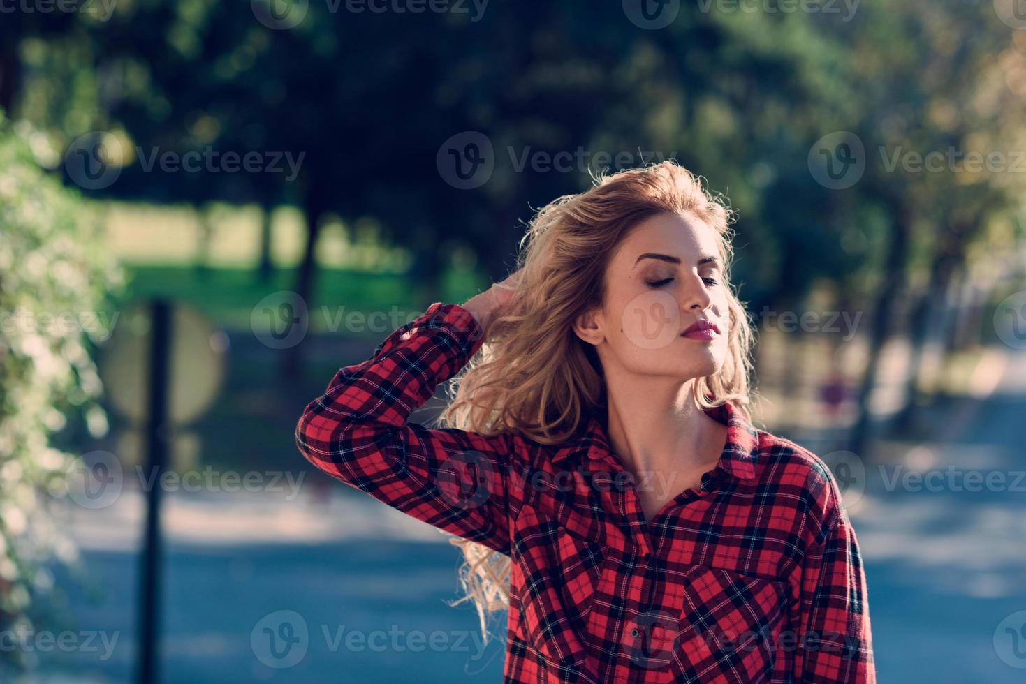 bella donna con lunghi capelli ricci biondi foto