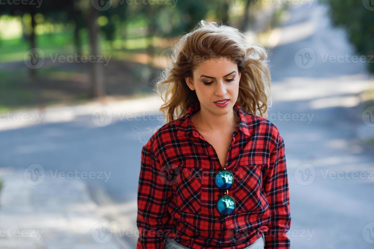 bella giovane donna triste nel parco foto