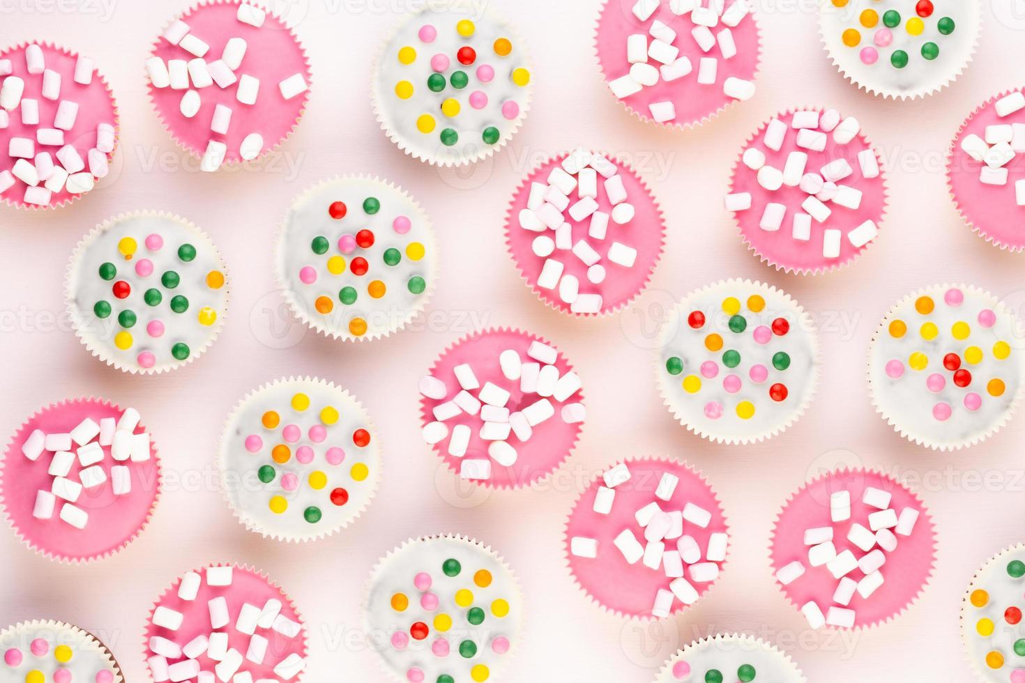 cupcakes colorati su sfondo bianco foto