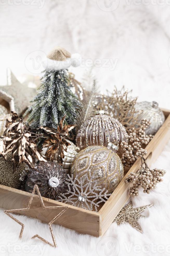 palline di natale dorate con sfondo di lana foto