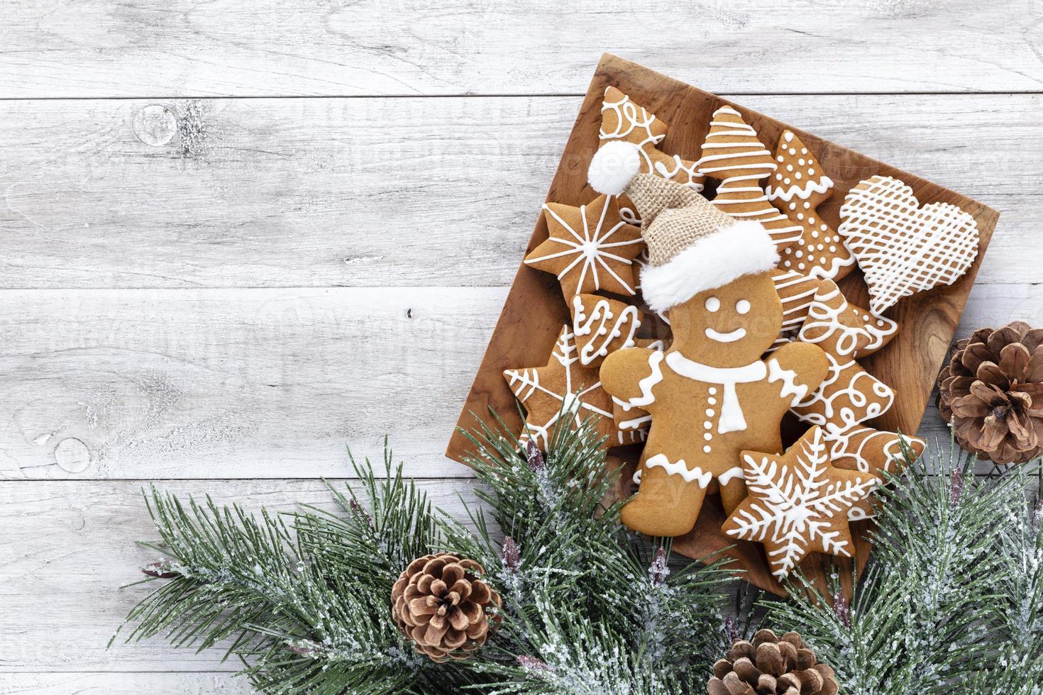 biscotti di panpepato di natale fatti in casa sul tavolo di legno foto