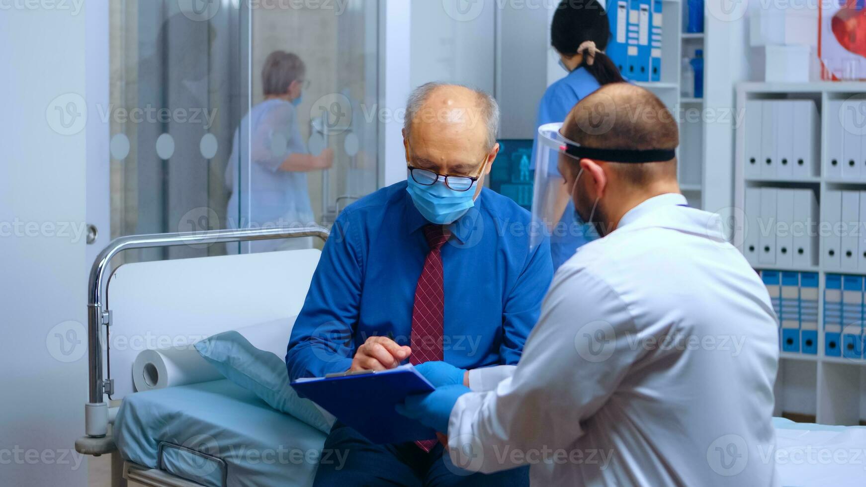 paziente indossare protezione maschera e firma il scarico modulo. covid-19 medico assistenza sanitaria consultazione durante globale pandemia. privato moderno Salute clinica o Ospedale, medico medicina trattamento foto