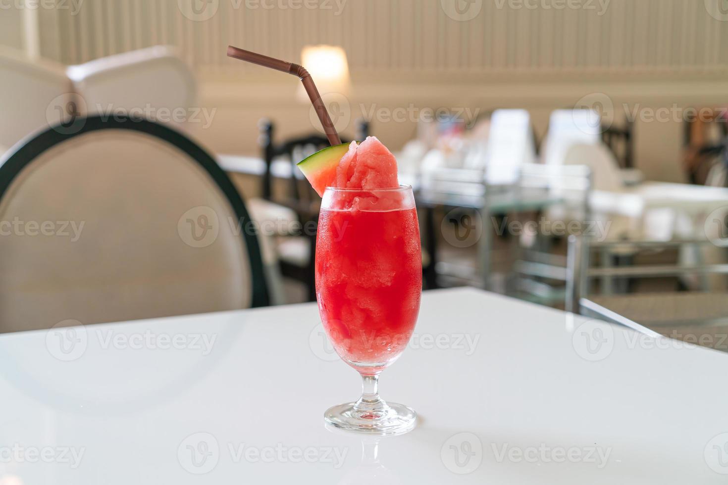 bicchiere di frullato di anguria fresca sul tavolo foto