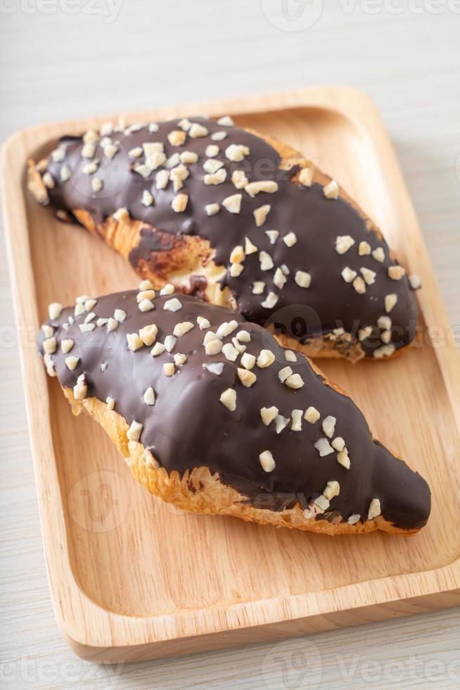 croissant al cioccolato e nocciola foto