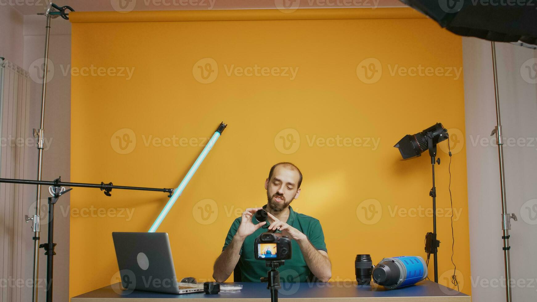 fotografia vloger Tenere il giro nd filtri per il telecamera mentre registrazione video. variabile nd filtro revisione, telecamera Ingranaggio e attrezzatura video. ceatore influencer sociale media stella distribuzione in linea soddisfare foto