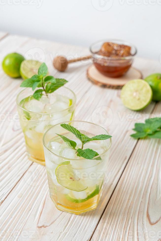 Miele ghiacciato e soda al lime con menta foto