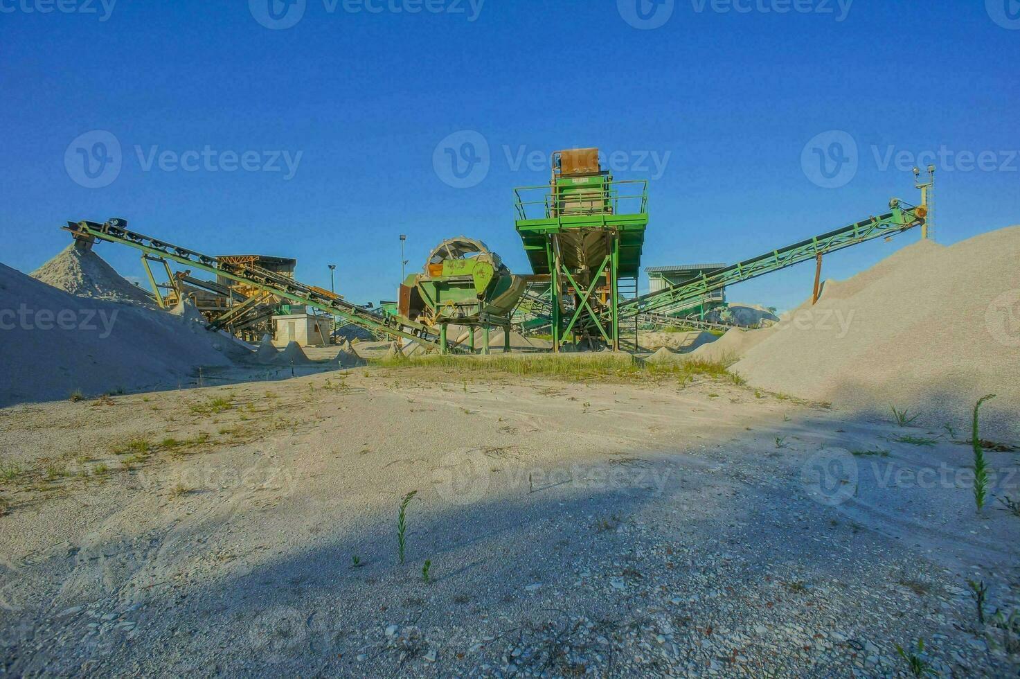 un' cava con verde macchine foto