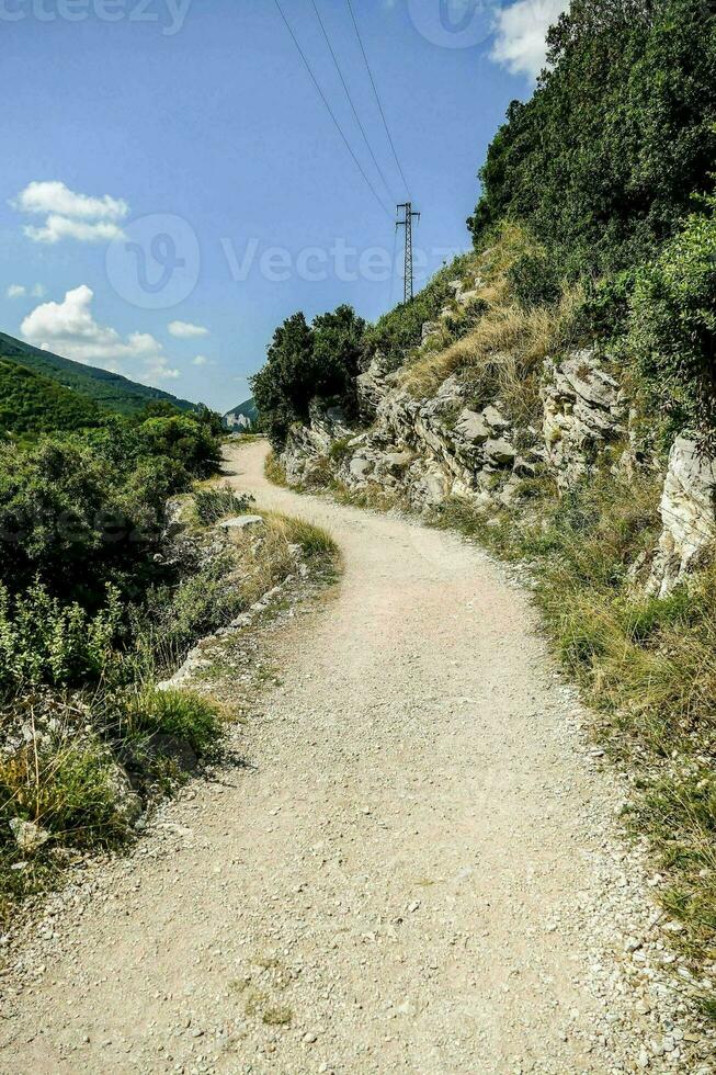 un' sporco strada nel il montagne foto