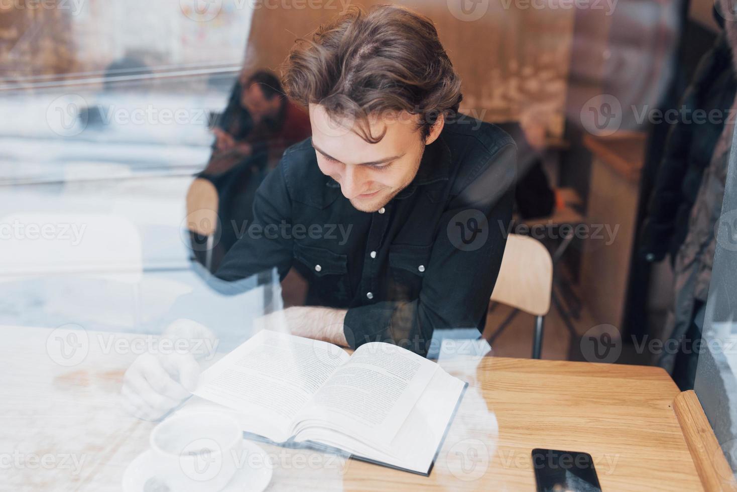 giovane imprenditore che lavora in un bar foto