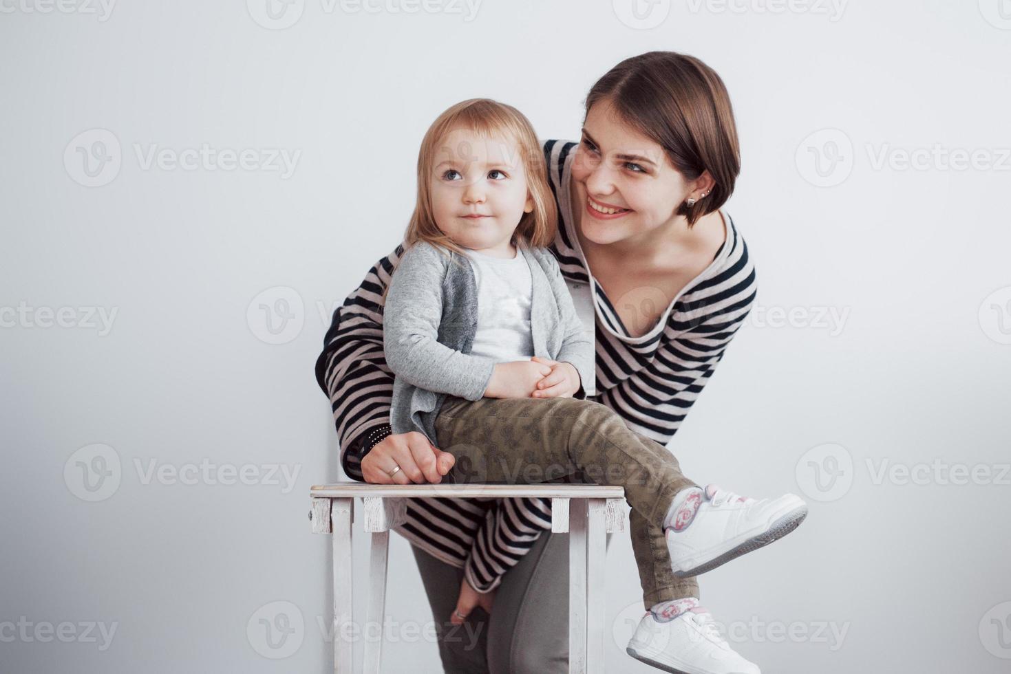 famiglia amorevole felice. madre e figlia bambina che giocano e si abbracciano foto