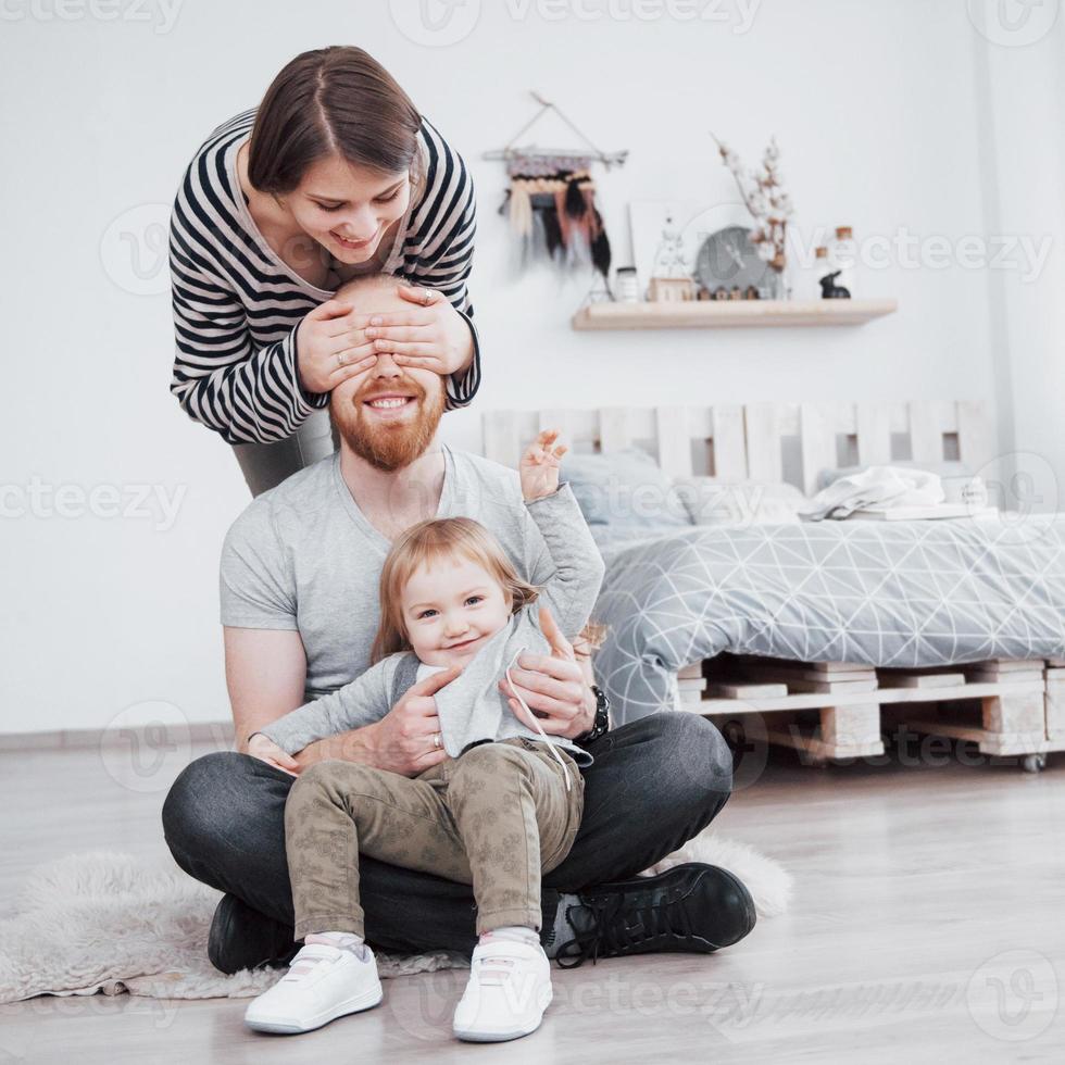 madre di famiglia felice, padre, figlia bambina a casa foto