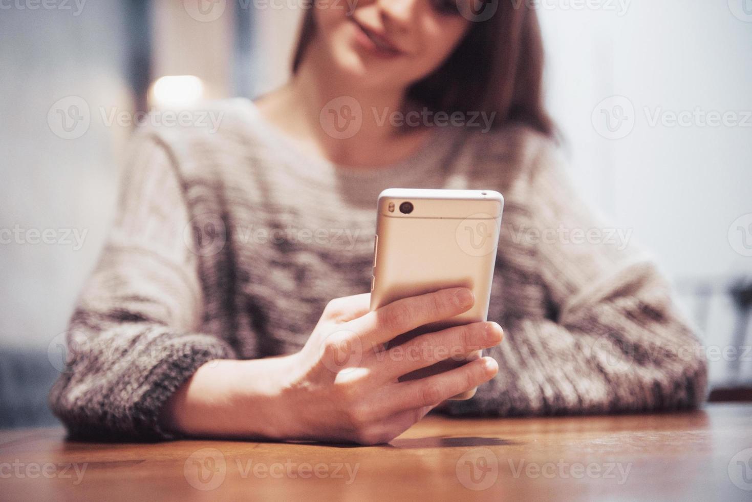 bella bruna usando il portatile nella caffetteria. concetto di lavoro di blogger foto