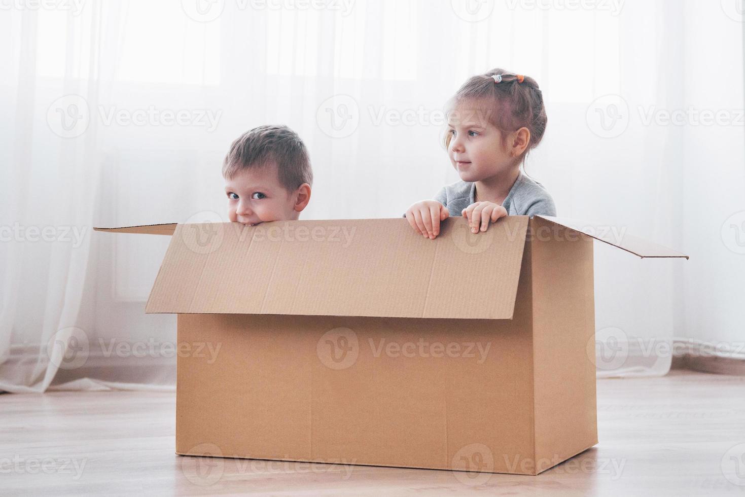 due un bambino e una bambina si sono appena trasferiti in una nuova casa. foto di concetto .. i bambini si divertono.