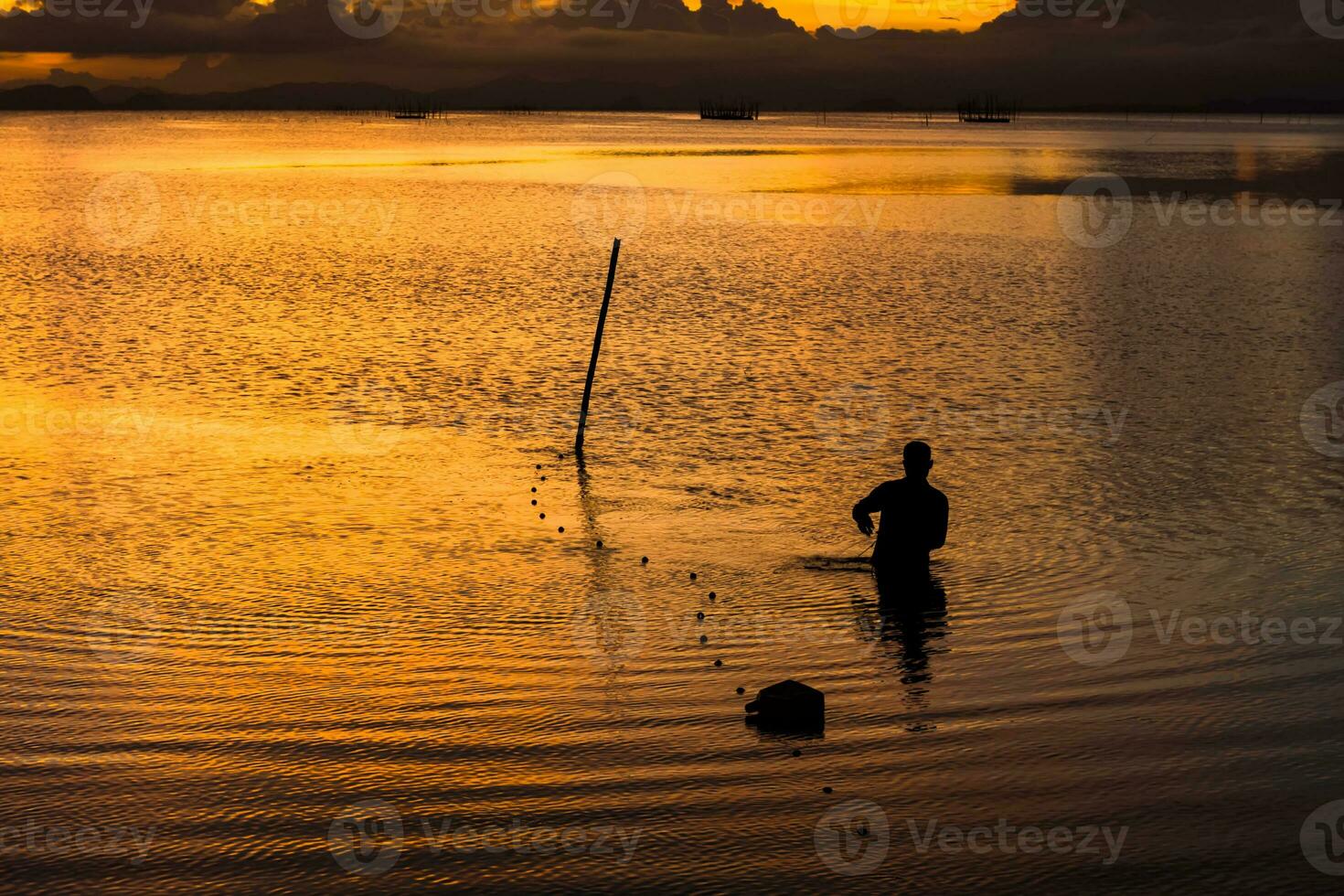 silhouette di pescatori nel il lago dopo tramonto. foto