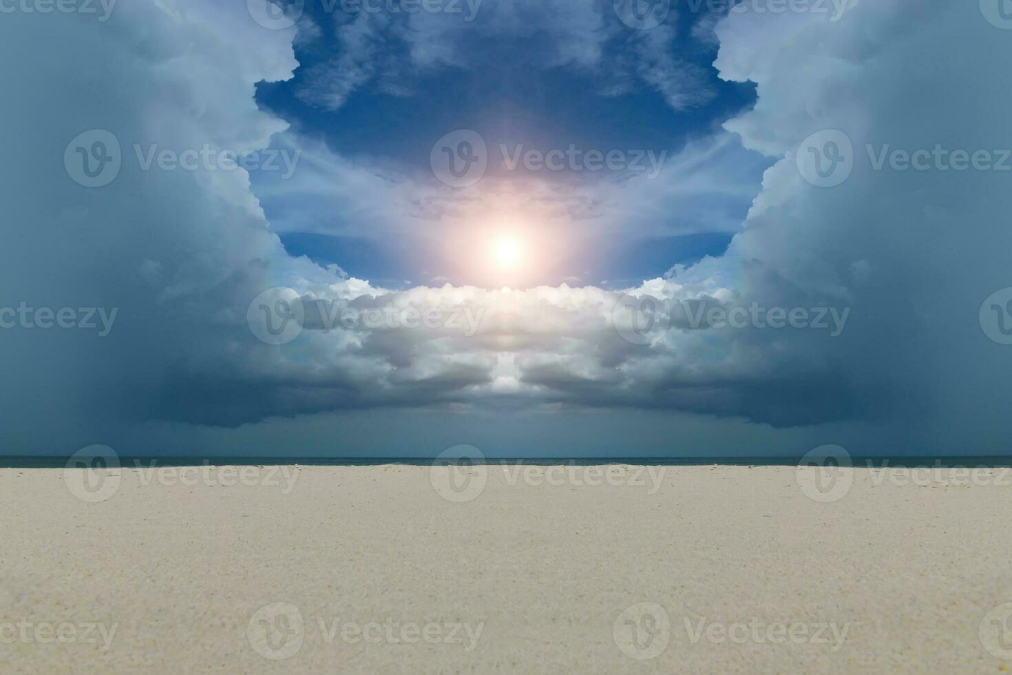 sabbia e nube cielo su il spiaggia con sole. foto