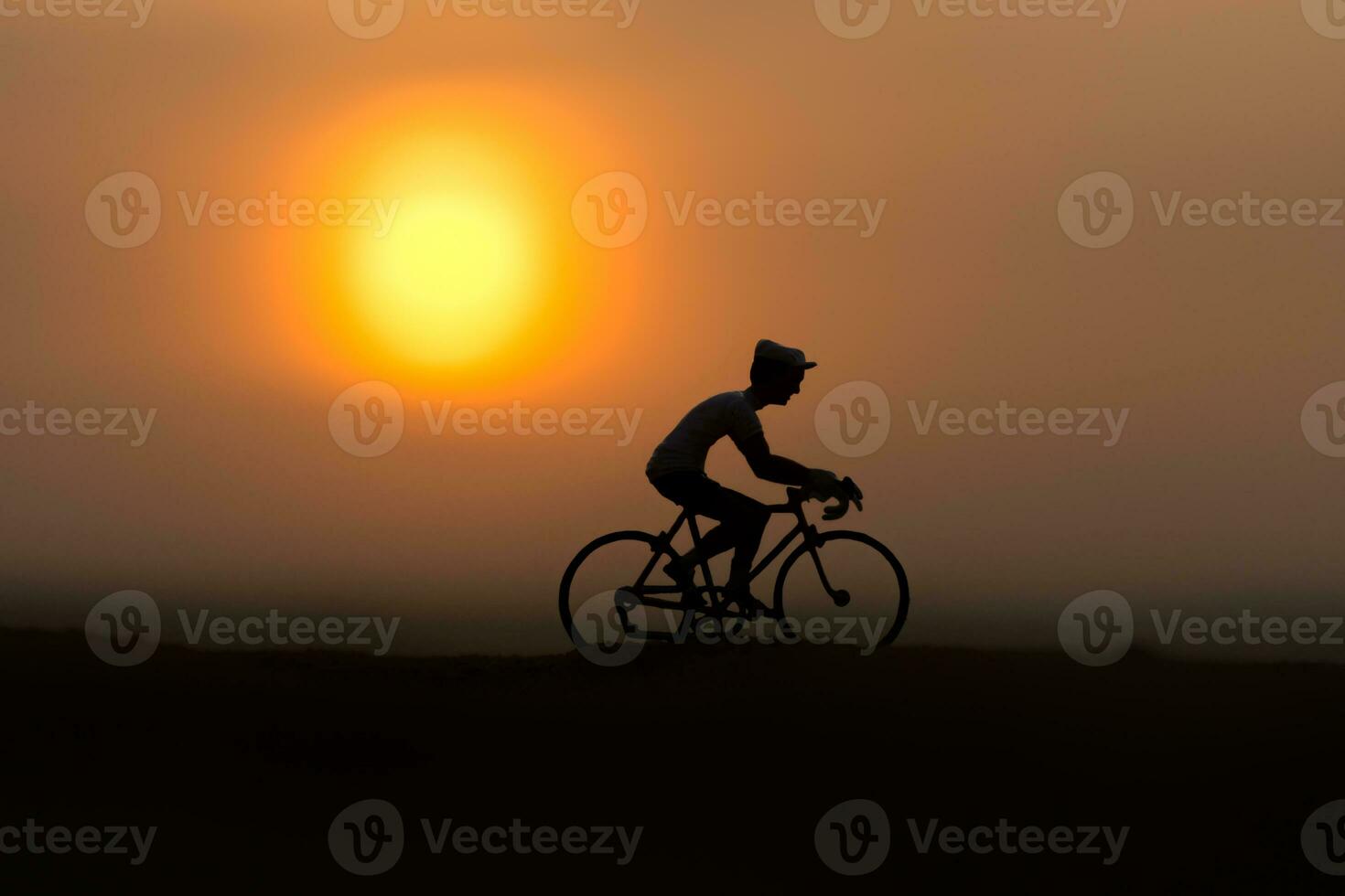 sagome ciclisti su il spiaggia a tramonto. foto