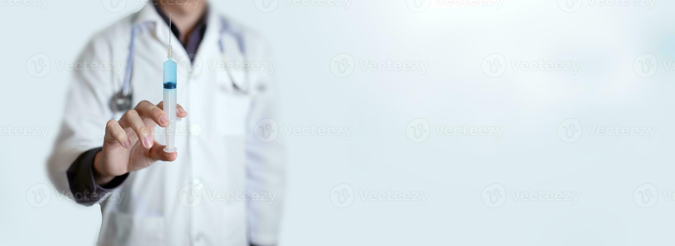 medicina medico o infermiera nel davanti di un' luminosa laboratorio sfondo. assistenza sanitaria e medico ritratto concetto. ospedale sfondo foto