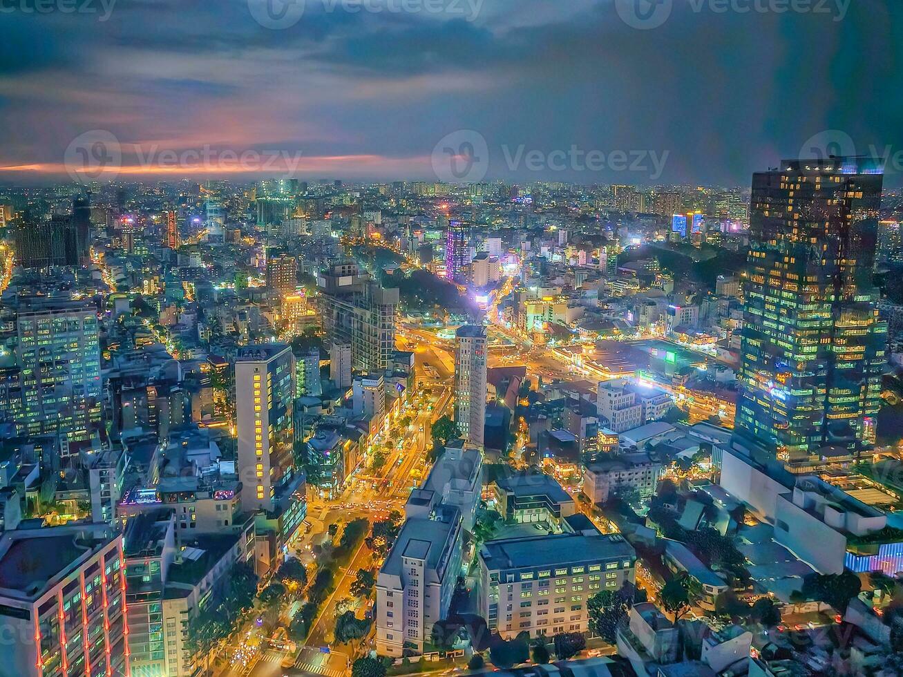 bellissimo ho chi minh saigon aereo Visualizza con edifici e fiume di tramonto foto