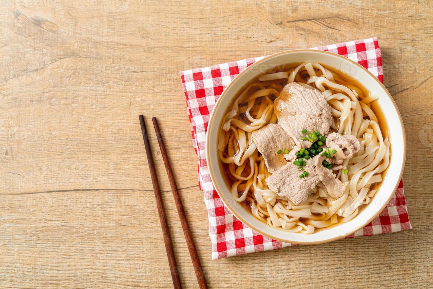 noodles udon fatti in casa con maiale in zuppa di soia o shoyu foto