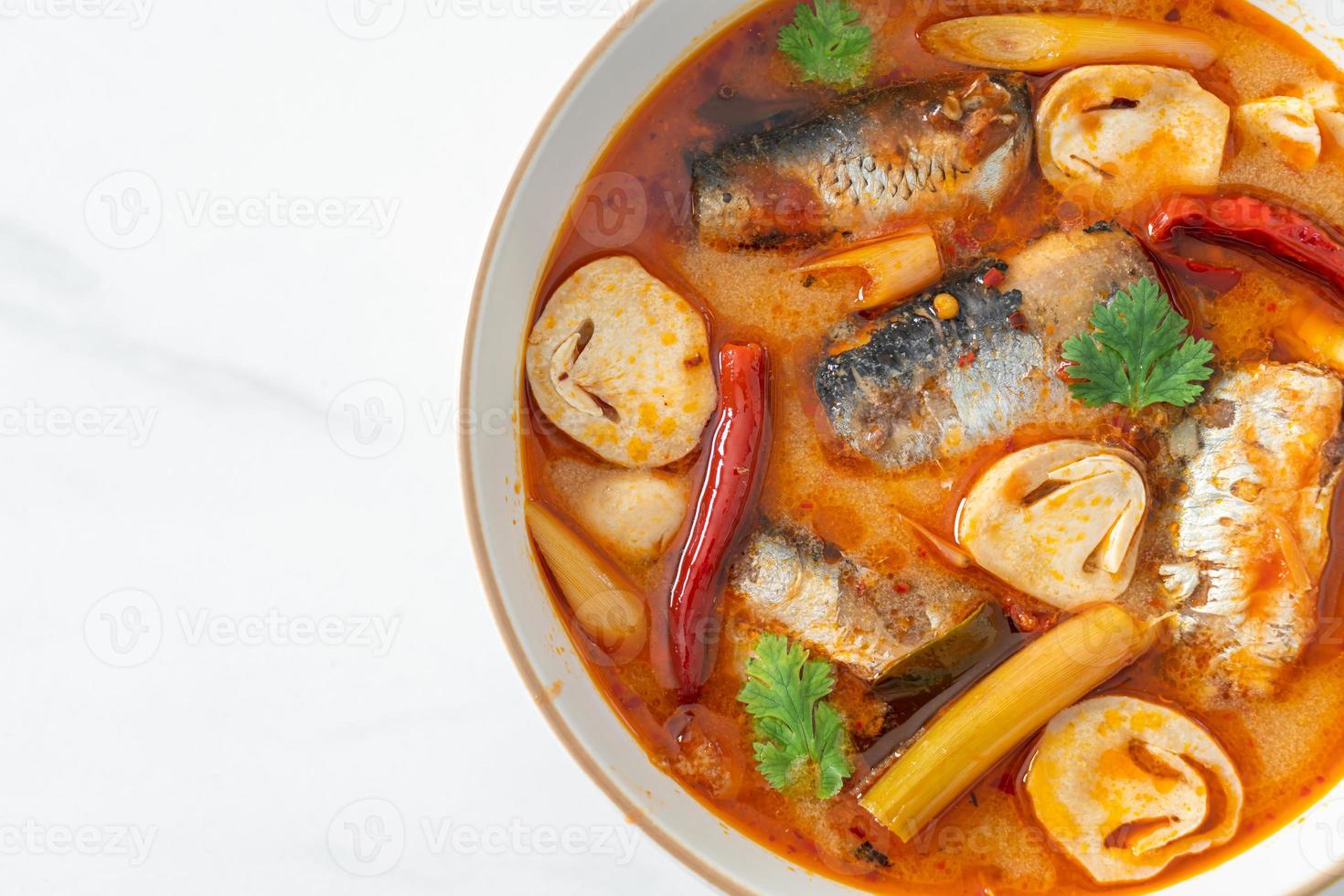 tom yum sgombro in scatola in zuppa piccante foto