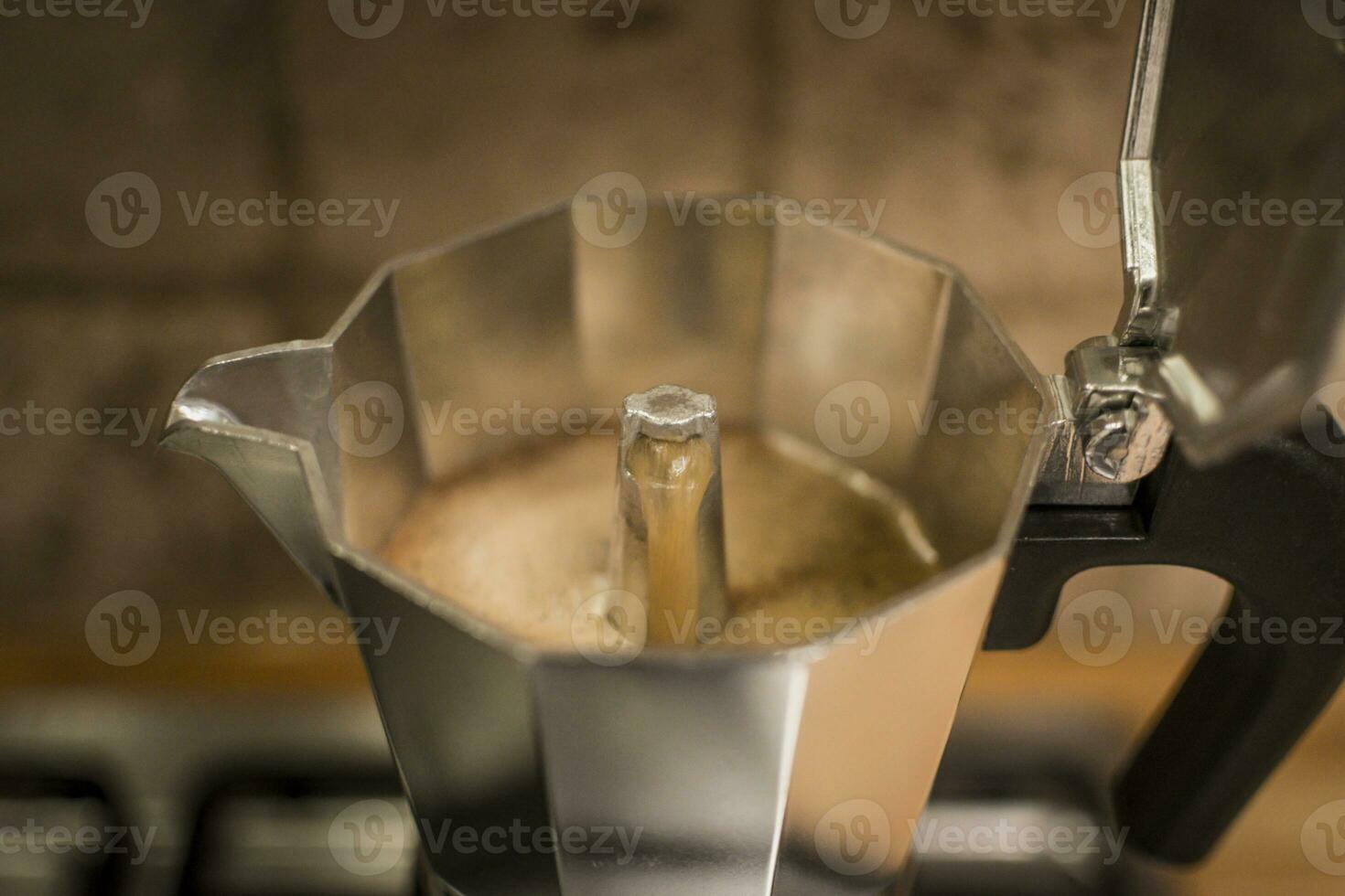 birra caffè espresso caffè nel un' piano cottura caffè creatore foto