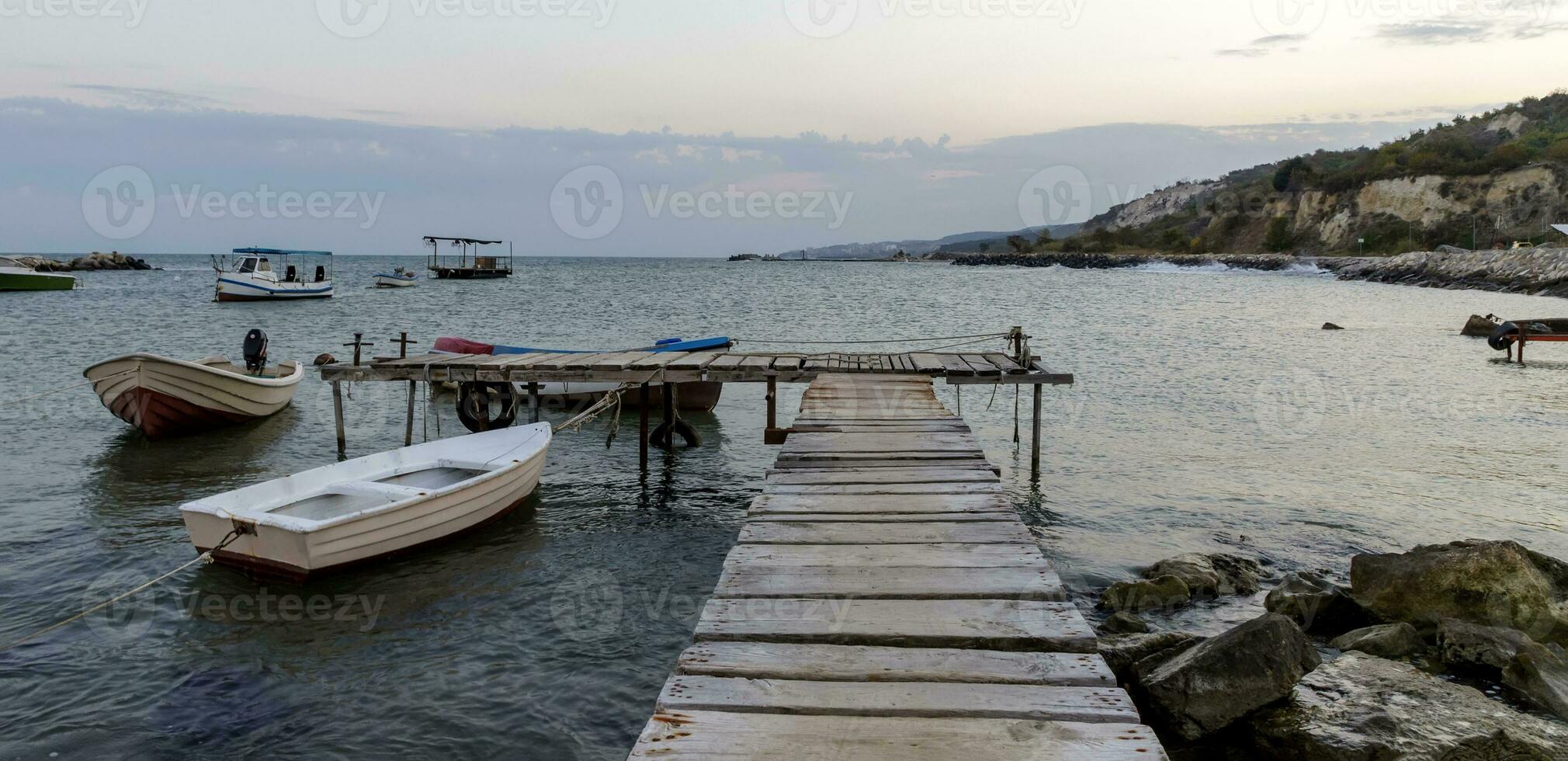 panoramico Visualizza di di legno molo e Barche foto