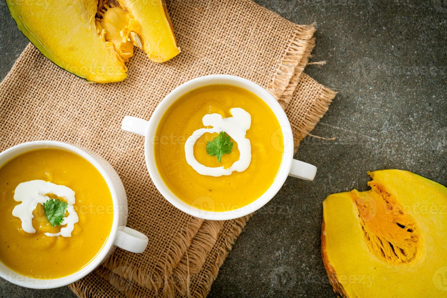 zuppa di zucca in ciotola bianca foto