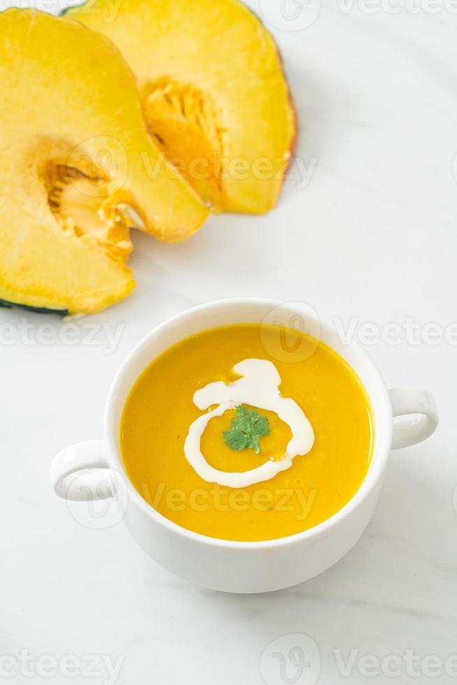 zuppa di zucca in ciotola bianca foto