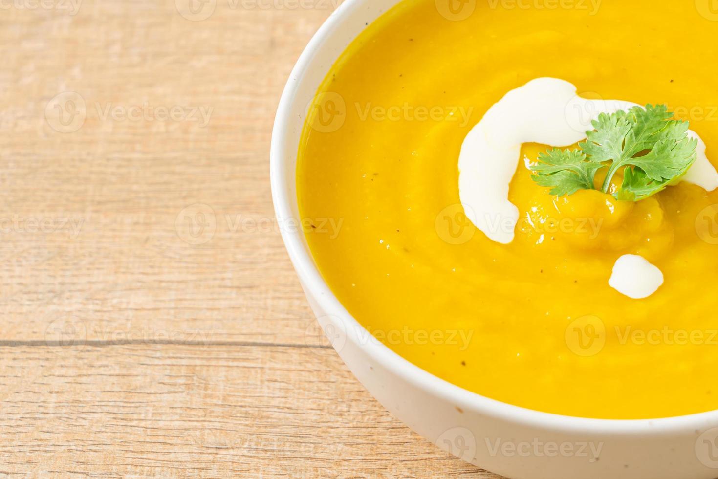 zuppa di zucca in ciotola bianca foto