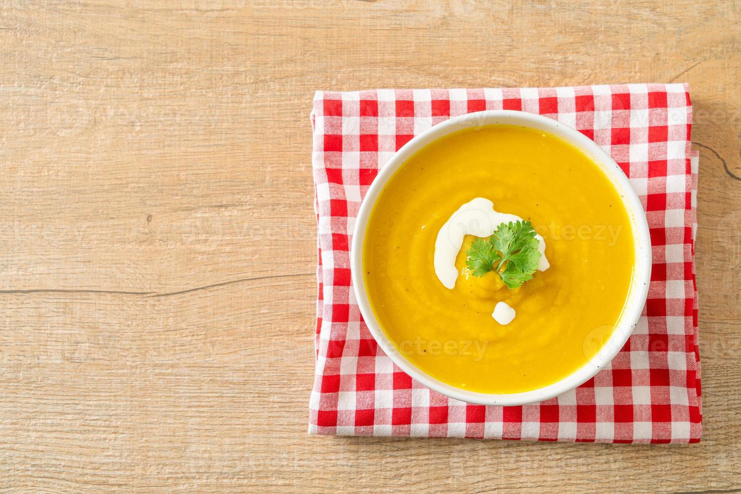 zuppa di zucca in ciotola bianca foto