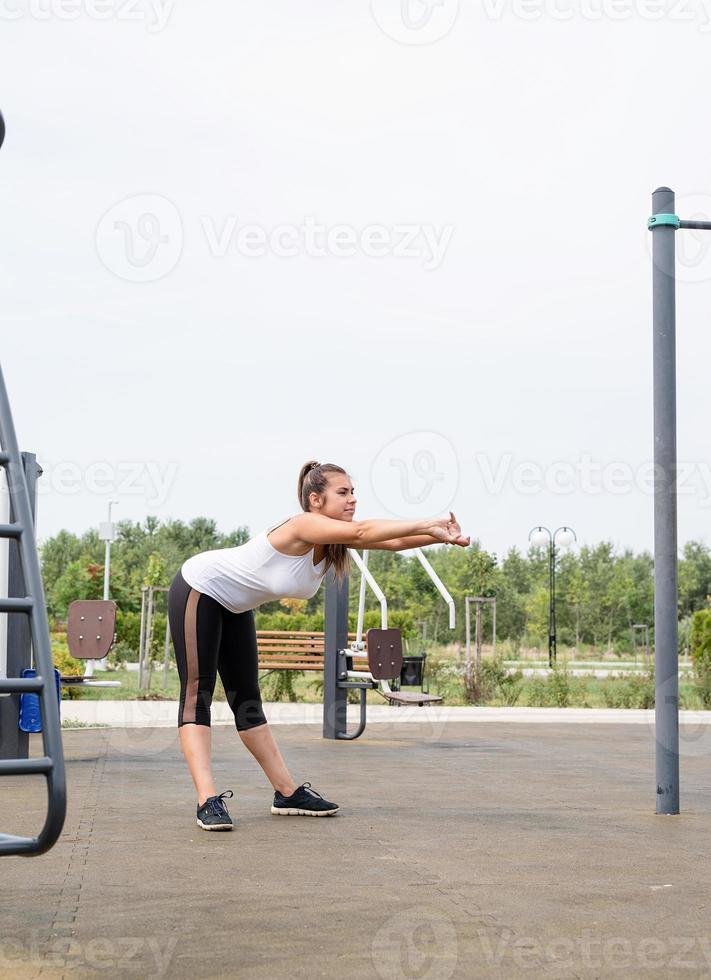 donna felice che si allena sul campo sportivo nella soleggiata giornata estiva foto