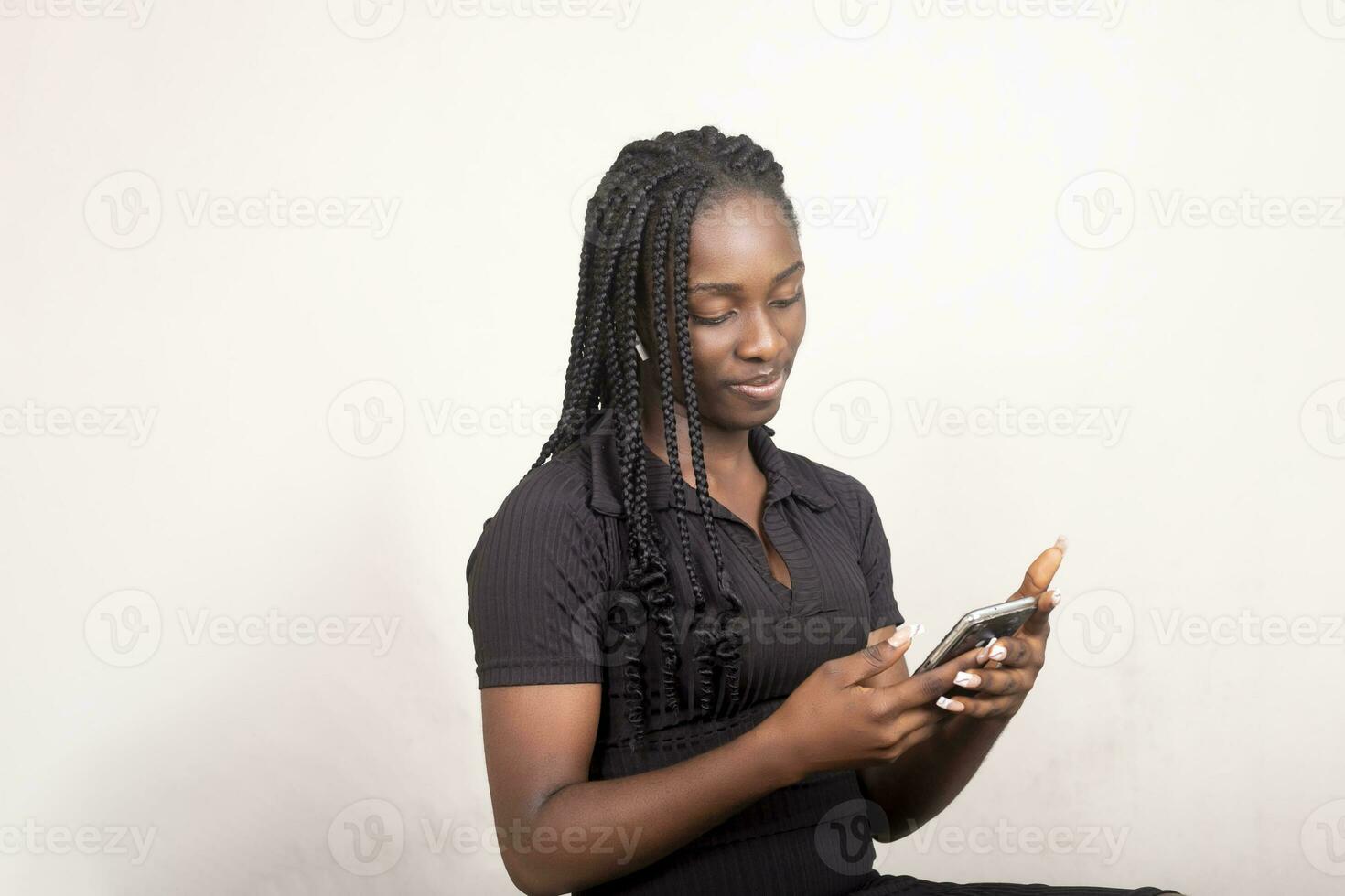 africano signora utilizzando sua cellulare eccitato foto