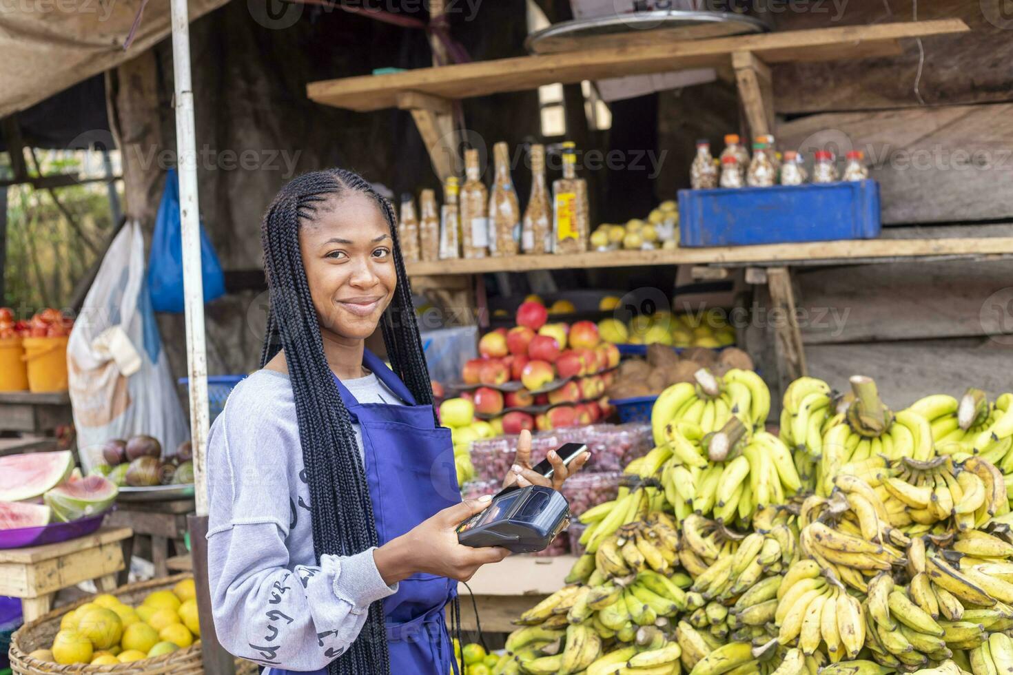 africano mercato donna Tenere un' pos dispositivo foto