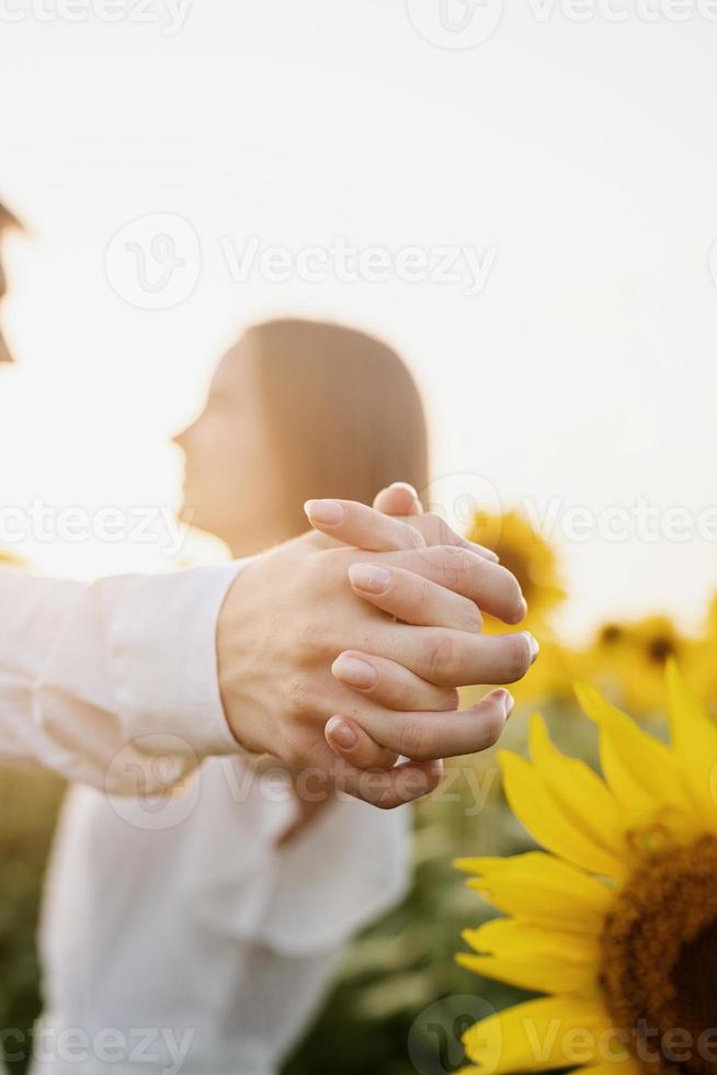 coppia ravvicinata che si tiene per mano all'aperto foto