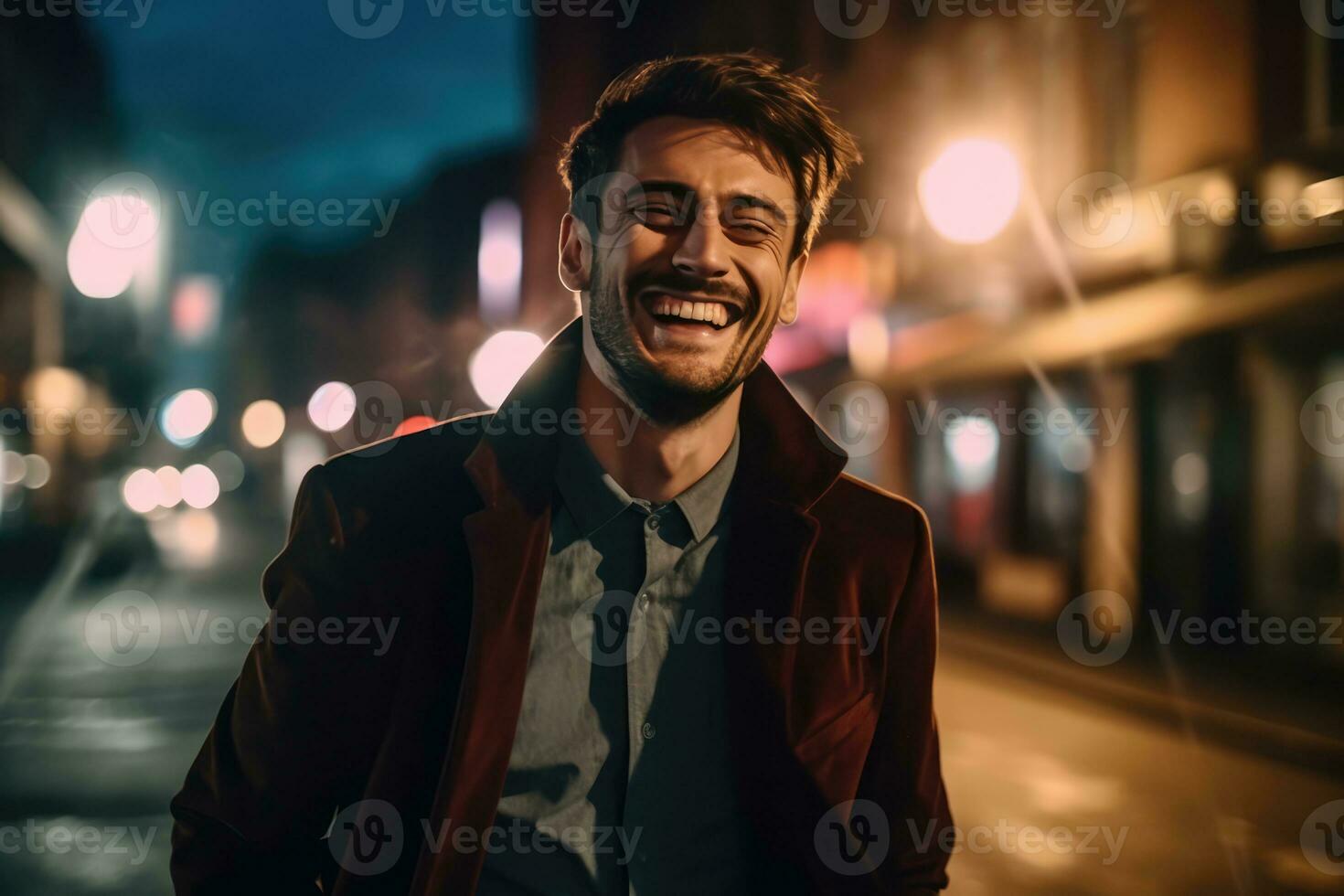ai generato un' contento giovane uomo ridendo e sorridente su un' strada a notte foto