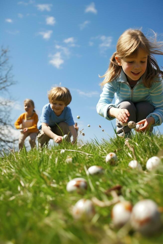 ai generato un' giocoso tiro di bambini a caccia per Pasqua uova nel un' erboso campo, con un' sfondo di alberi foto