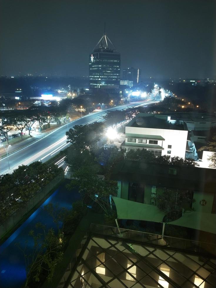 foto della vista notturna della città a jakarta indonesia