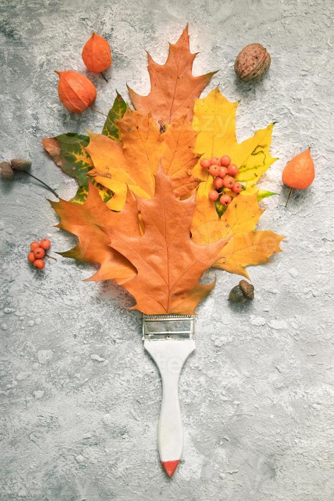 foglie d'arancio autunnali piatte, pennello, physalis, sorbo vista dall'alto foto