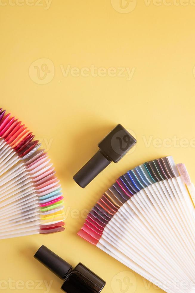 strumenti per manicure piatti su uno sfondo colorato con spazio di copia foto