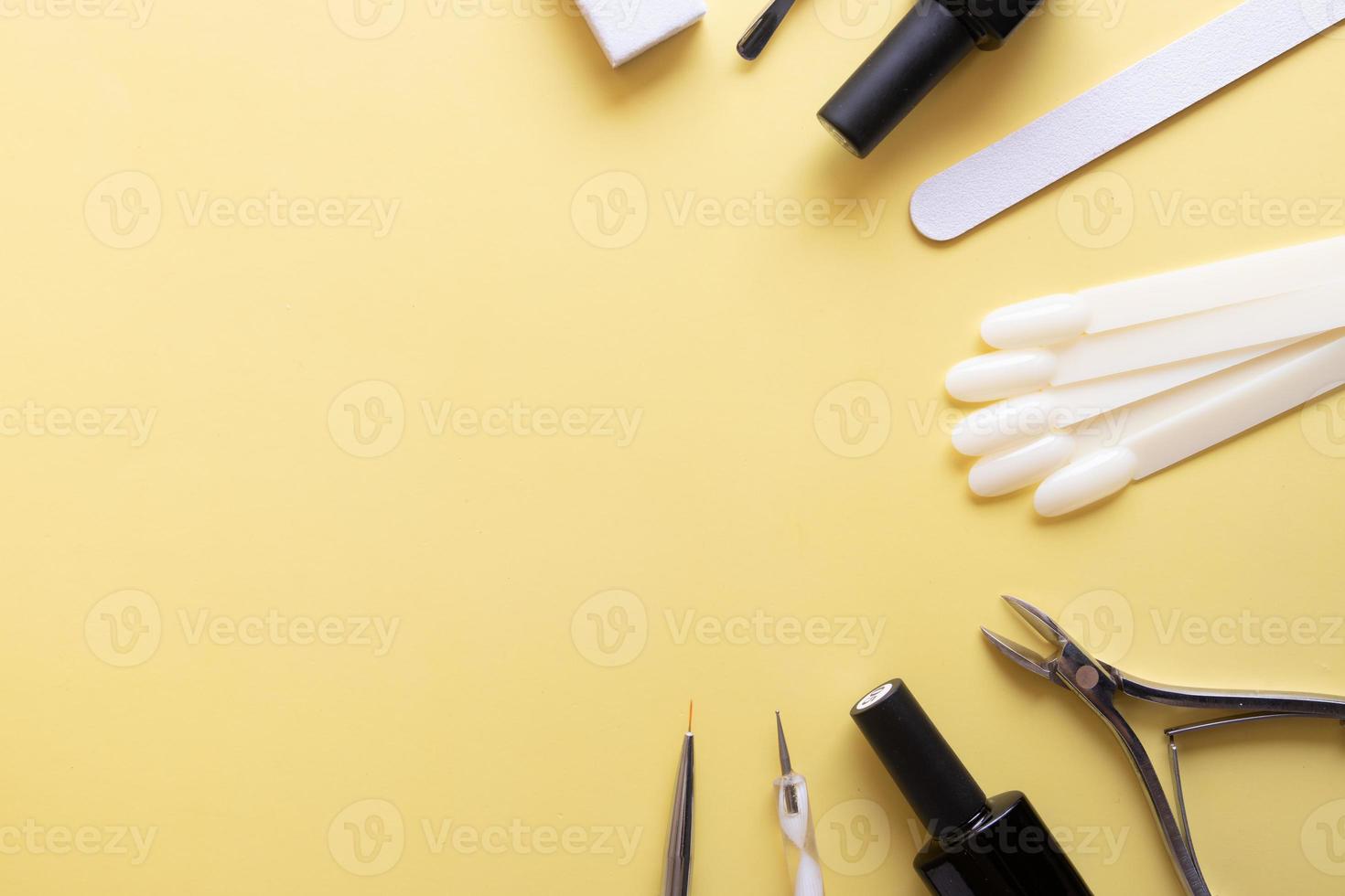 strumenti e suggerimenti per manicure su uno sfondo colorato con spazio di copia foto