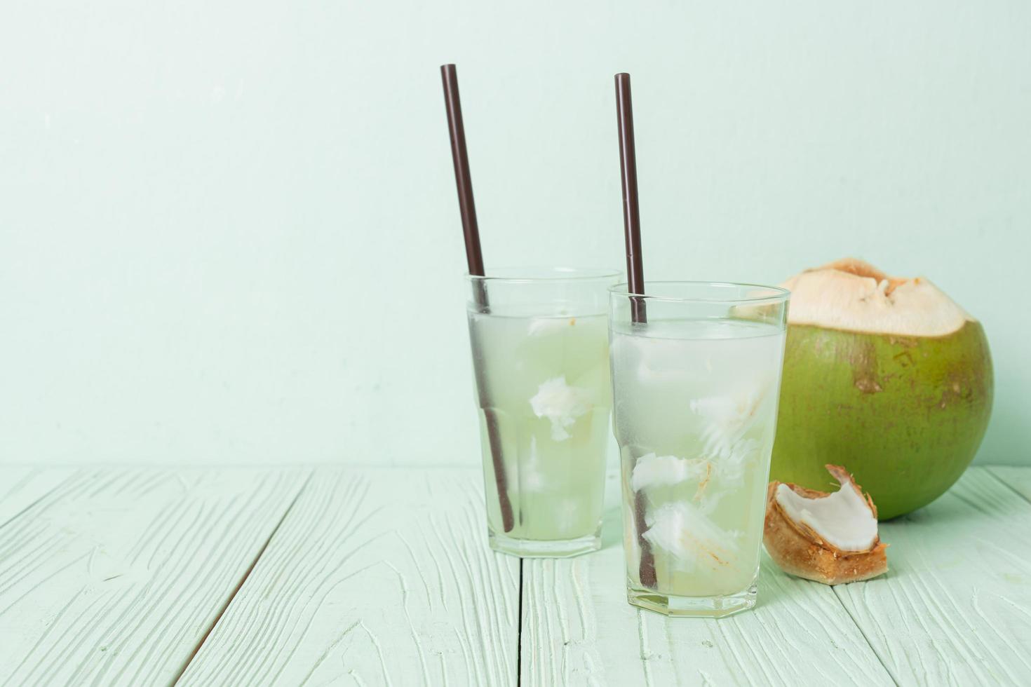 acqua di cocco o succo di cocco foto