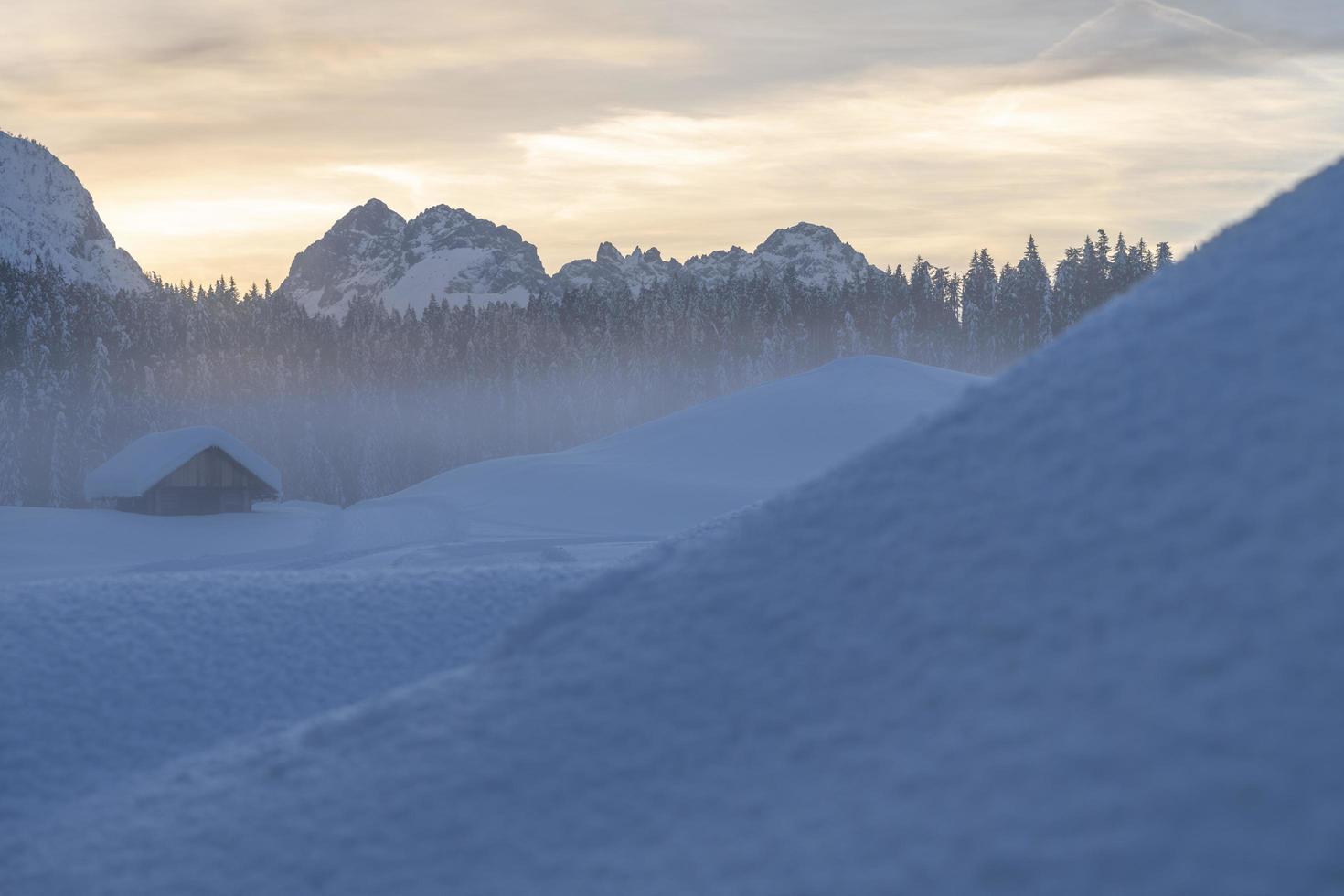 dopo la nevicata. ultime luci del crepuscolo a sappada. magia delle dolomiti foto