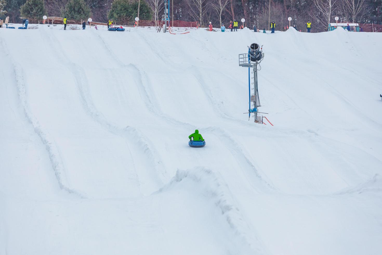 persone che vanno in snow tubing a winter park foto