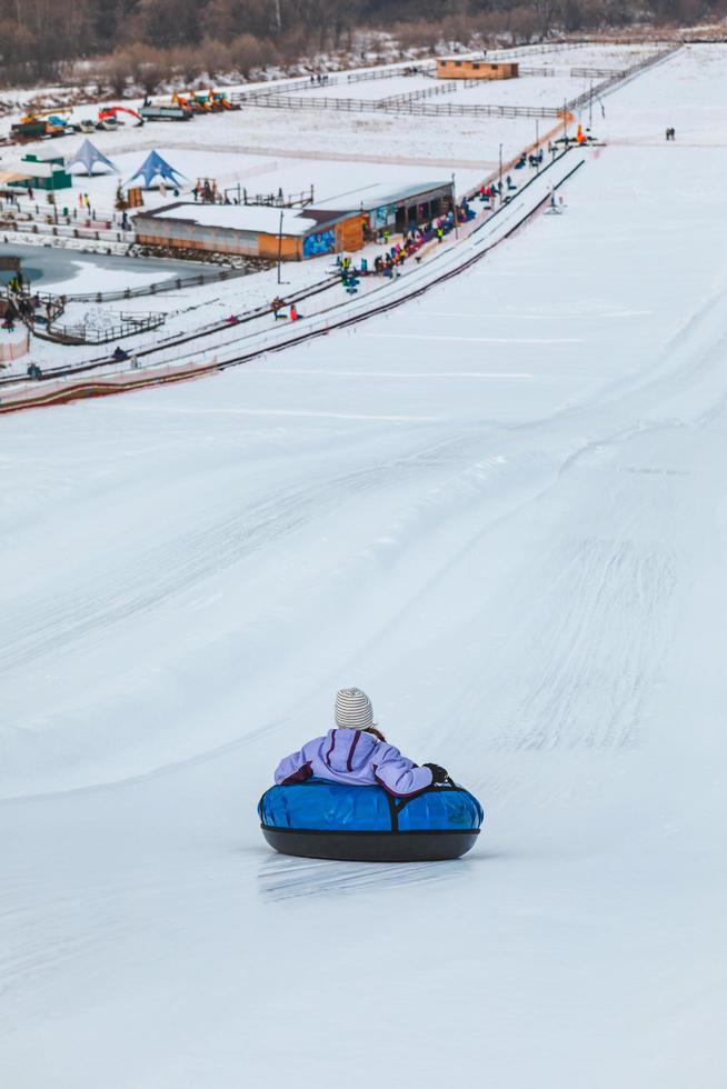 persone che vanno in snow tubing a winter park foto