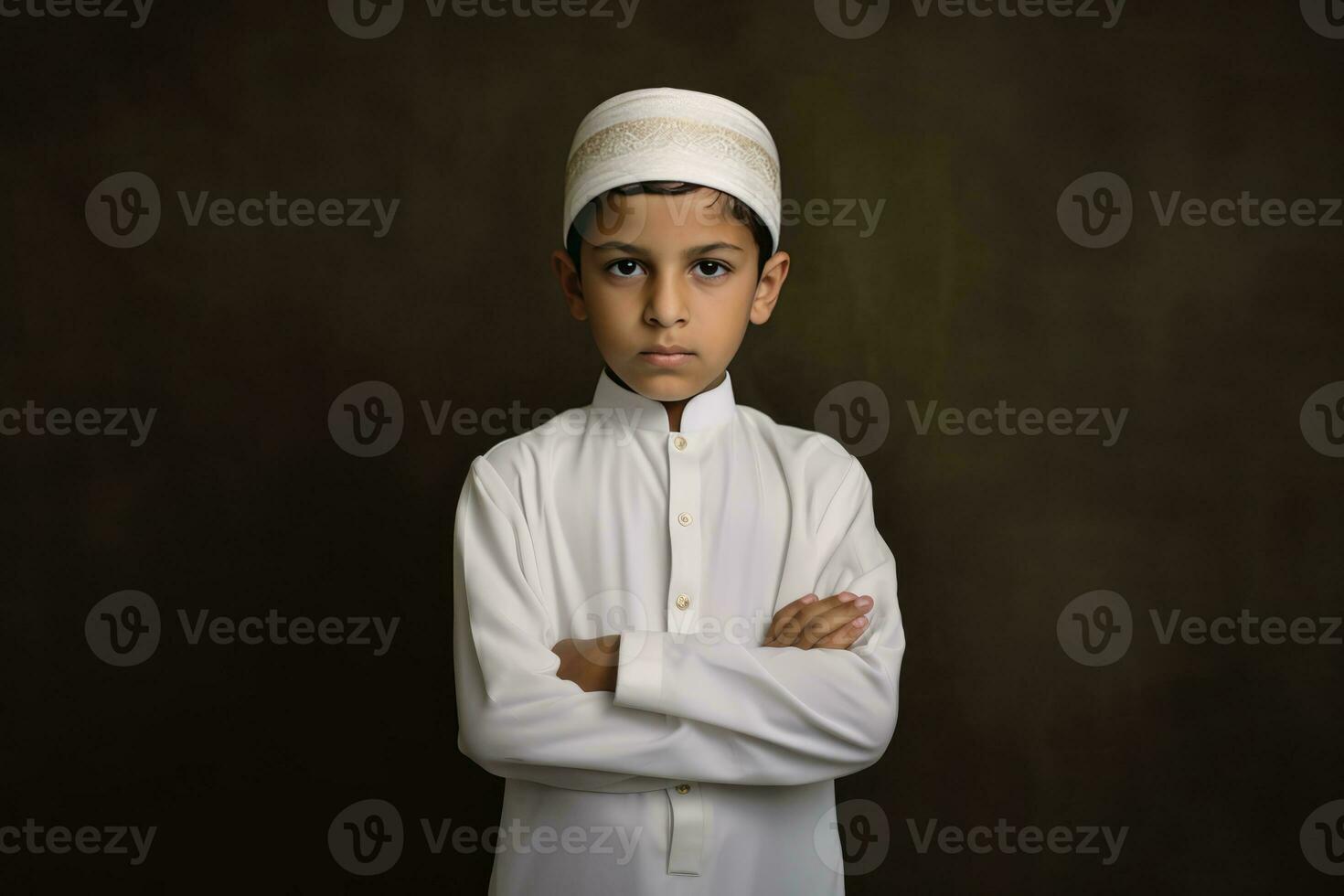 ai generato un' giovane musulmano ragazzo nel tradizionale abbigliamento foto