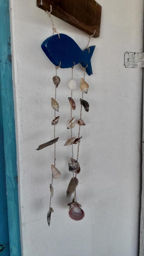 decorare con oggetti marini una casa di pescatori sull'isola di rodi in grecia foto