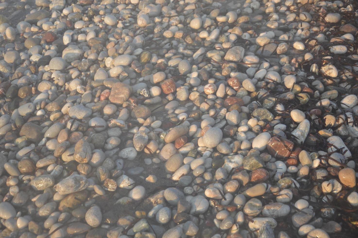 tessitura di ciottoli sulla costa egea in grecia foto