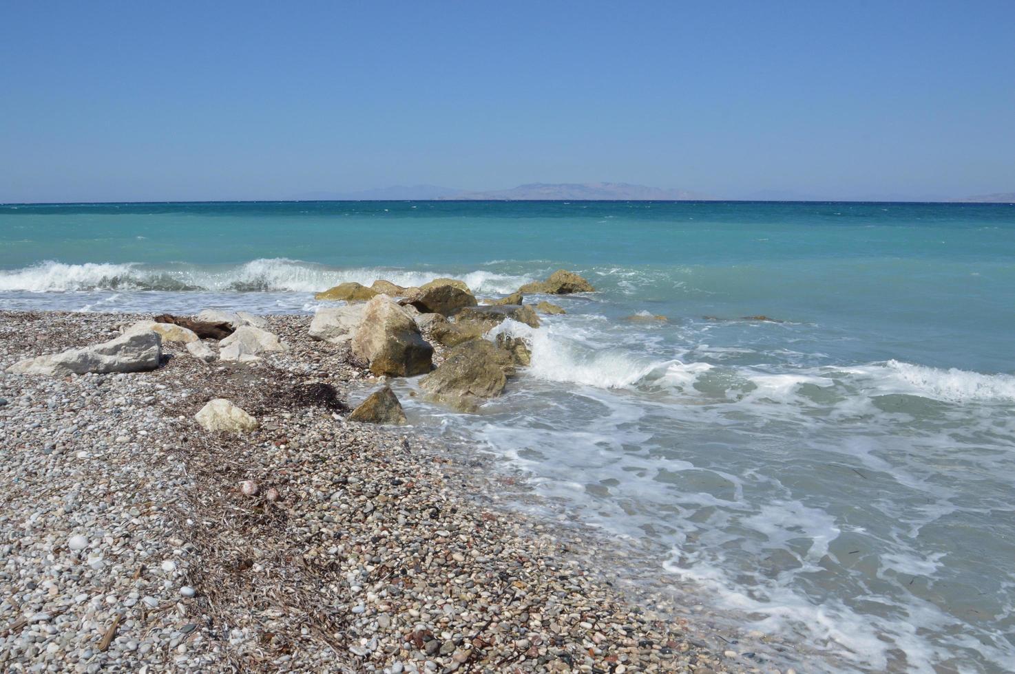 Pietre sullo sfondo della tempesta del Mar Egeo sull'isola di Rodi in Grecia foto