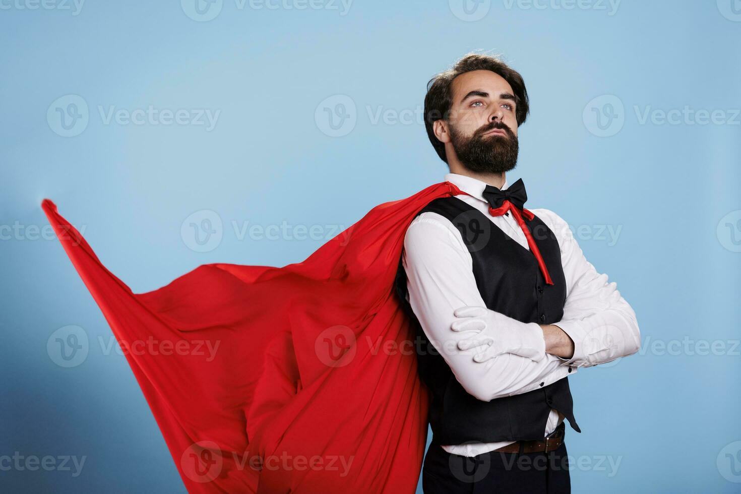 potente supereroe indossa rosso capo e sensazione forte per Salva cittadini, in posa contro blu sfondo. determinato capo nel formale Abiti recitazione fiducioso, fantasia cartone animato concetto. foto