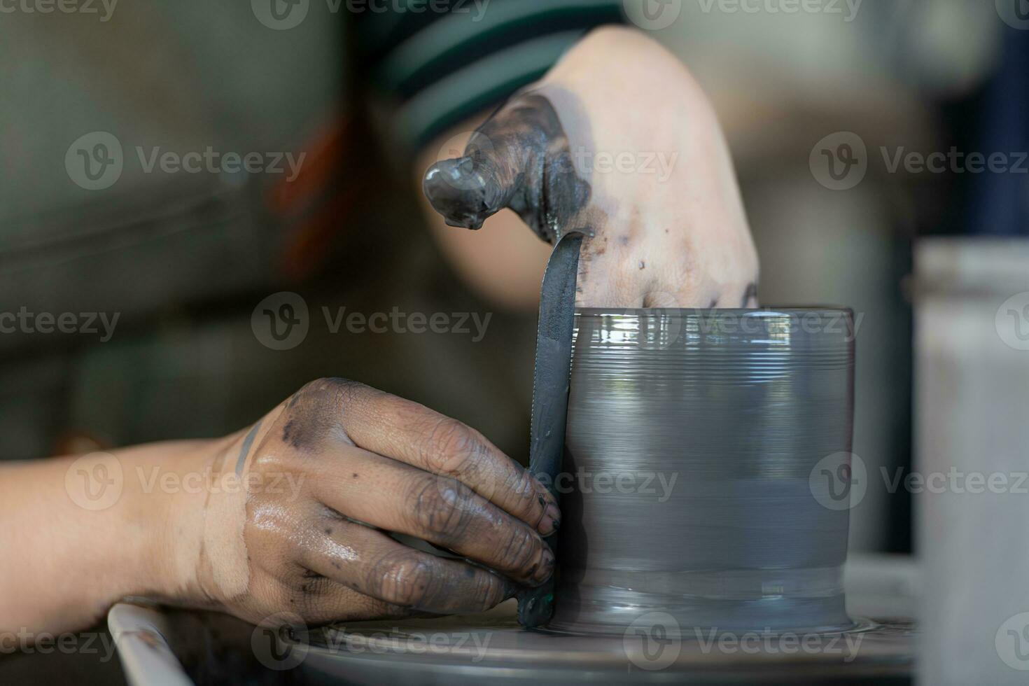 mani di un' vasaio, la creazione di un terroso vaso su il ceramica ruota foto
